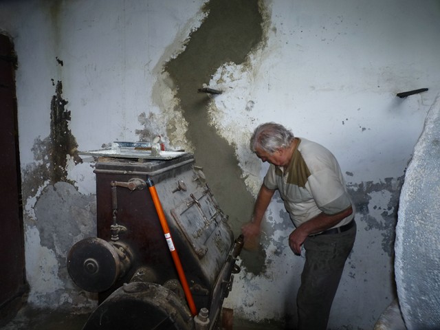 Nettoyage des murs de l'huilerie